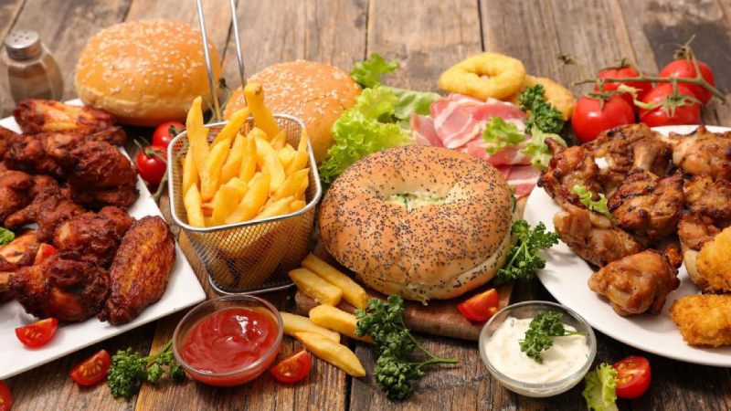 Ăn thức ăn có dầu mỡ cùng uống các rượu bia sẽ dẫn mang đến điều này